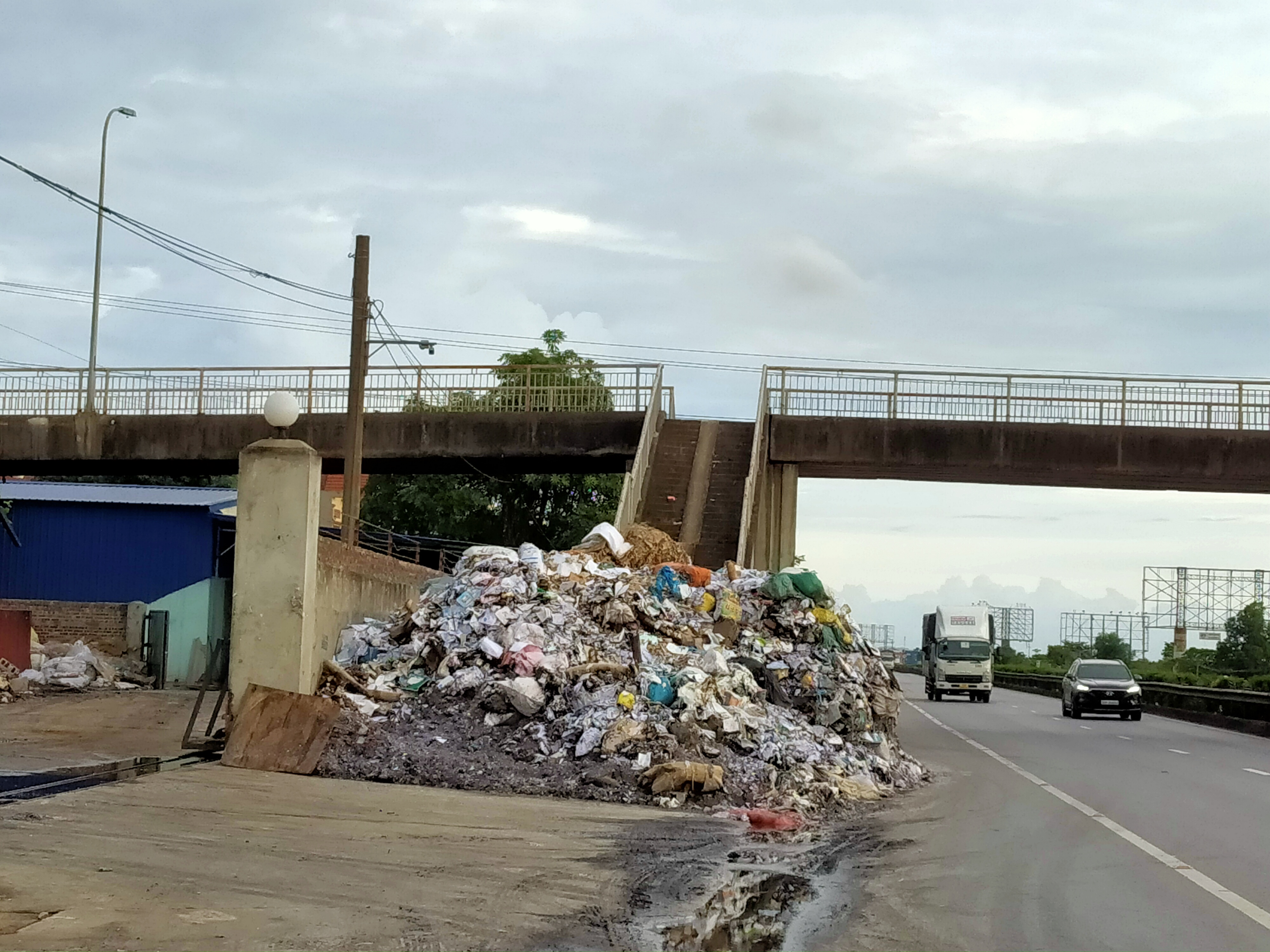 Chân cầu vượt thành nơi tập kết rác thải